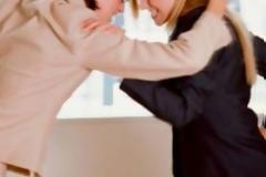 Πάτρα: H κόρη αρπάχτηκε με τη φίλη του πατέρα της - Εκσφενδονίστηκαν γλάστρες!