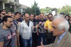 Με μαύρες σημαίες οι εξωτερικοί φρουροί των φυλακών Κορυδαλλού έξω από το Υπ.Δικαιοσύνης