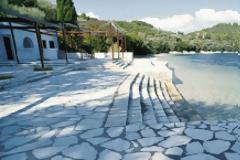 Αυτό είναι το εσωτερικό του σπιτιού του Ωνάση στο Σκορπιό: Η κρεβατοκάμαρα του Σαρίδη, οι αντίκες της Tζάκι