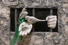 Απ' τα κόκκαλα βγαλμένη, των Ελλήνων τα ιερά...