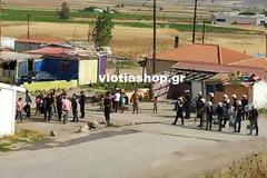 'Εφοδος της πολεοδομίας στο καταυλισμό των ΡΟΜΑ στο Πυρί της Θήβας με συνοδεία των ΜΑΤ