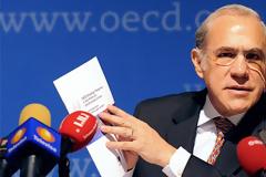 Νέο δάνειο από την τρόικα και περαιτέρω μείωση μισθών