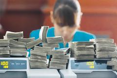 ΤτΕ: Μεγάλη εκροή καταθέσεων από τις ελληνικές τράπεζες τον Απρίλιο