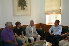 Γνωστός φιλέλληνας δημοσιογράφος έφερε στην Κρήτη τον εγγονό του να τον μυήσει στην Ιστορία, στον Πολιτισμό και στις ομορφιές του νησιού