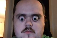 Άνδρας χορεύει πετάγοντας τα μάτια του έξω! [Video]