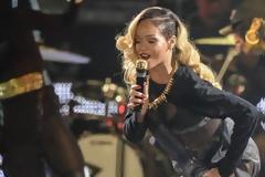 Τυλίχθηκε στις φλόγες η Rihanna! Δες το εντυπωσιακό εφέ στη σκηνή