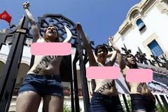 Γδύθηκαν μπροστά από το Υπουργείο Δικαιοσύνης