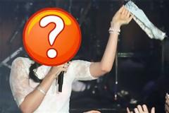 Πέταξαν σε τραγουδίστρια εσώρουχο on stage