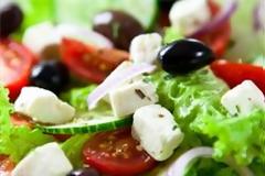 Η Huffington Post διαφημίζει την χωριάτικη σαλάτα αλλά την αποκαλεί ...τουρκική