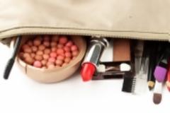 Κρατάς τα καλλυντικά σου στο μπάνιο; Για ξανασκέψου το...