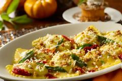 H συνταγή της ημέρας: Ραβιόλια με σπανάκι και σάλτσα ντομάτας