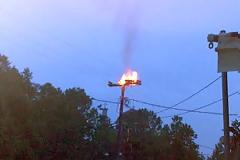 Τριφυλία: Φωτιά έπιασε σε κολώνα της ΔΕΗ!