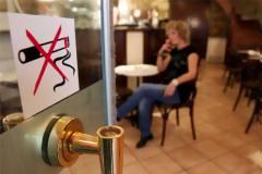 Στην Ελλάδα του «νόμου και της τάξης» ο αντικαπνιστικός νόμος έμεινε κενό γράμμα