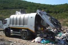 Δώρισαν στο Δήμο Λέσβου... ένα απορριμματοφόρο και 300 κάδους