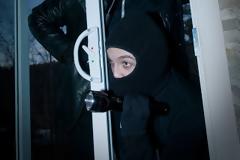 Τρόμος στα Καλάβρυτα: Ληστές εισέβαλαν σε σπίτι ηλικιωμένων και τους άρπαξαν 17.000 ευρώ