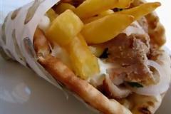 Άγρια συμπλoκή δέκα ατόμων για... ένα σουβλάκι!