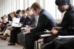 Αυξήθηκαν κατά 10.000 οι νέες αιτήσεις για επίδομα ανεργίας στις ΗΠΑ