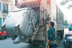 Εγκλωβίστηκε σε καμπίνα απορριμματοφόρου