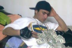 Ο 23χρονος Αλβανός έδειχνε στη 13χρονη εικόνες με βαλίτσες γεμάτες δολάρια και της έταζε μεγάλη ζωή και έρωτες