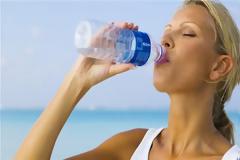 Υγεία: 8-10 ποτήρια νερό την ημέρα τον γιατρό τον κάνουν πέρα