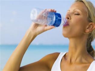 Φωτογραφία για Υγεία: 8-10 ποτήρια νερό την ημέρα τον γιατρό τον κάνουν πέρα