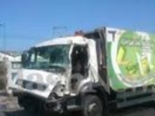 Φωτογραφία για Συγκρούστηκε απορριμματοφόρο της Ανακύκλωσης με φορτηγό του Δήμου Αρχανών - Εγκλωβίστηκε ο ένας οδηγός