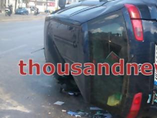 Φωτογραφία για ΠΡΙΝ ΛΙΓΟ: Αυτοκίνητο έπεσε πάνω σε στάση λεωφορείου στη Θεσσαλονίκη