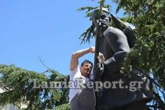 Το είδαμε κι΄αυτό... Άρπαξε το όπλο του Εύζωνα στην Λαμία! (ΒΙΝΤΕΟ - ΦΩΤΟ)