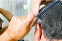 Βουλευτής Hλείας έκαψε τα μαλλιά του από βαφή!