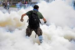 Πανικός στη Πόλη - Πεδίο μάχης η πλατεία ταξίμ - Δέκα τραυματίες