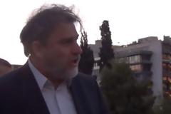 Δείτε σε βίντεο τον Μαριά να βρίσκεται έξω από τη Βουλή με τον κόσμο