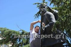 Λαμία: Το είδαμε κι αυτό... Άρπαξε το όπλο του Εύζωνα στην πλατεία Πάρκου!