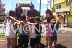 Χαλκίδα: Η αγκαλιά που έκανε τους μεγάλους να συγκινηθούν!