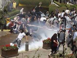 Φωτογραφία για Πρωτοφανής αστυνομική βία και βομβαρδισμός με χημικά στην πλατεία Ταξίμ