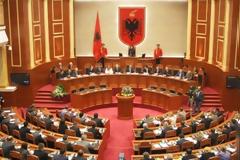 «Λευκός καπνός» στο αλβανικό κοινοβούλιο – Εγκρίθηκαν οι τρείς νόμοι για την ευρωπαϊκή ολοκλήρωση της χώρας