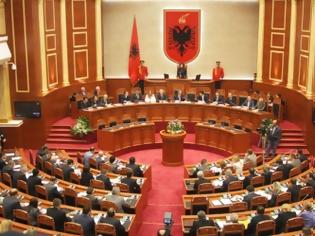 Φωτογραφία για «Λευκός καπνός» στο αλβανικό κοινοβούλιο – Εγκρίθηκαν οι τρείς νόμοι για την ευρωπαϊκή ολοκλήρωση της χώρας