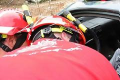 Έπεσε πάνω σε κολώνα και «αιχμαλωτίστηκε» στα συντρίμμια