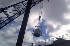 Κλέβουν το πετρέλαιο πυροβολώντας «αιωρούμενα» δοχεία σε ύψος 20 μέτρων!