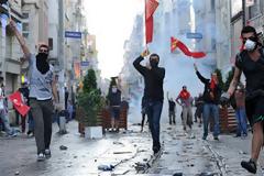 H αστυνομία έριχνε δακρυγόνα σε πολίτες και η τουρκική τηλεόραση έδειχνε... καλλιστεία