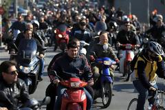 Εντυπωσιακή μηχανοκίνητη πορεία στο κέντρο των Ιωαννίνων, από τους εργαζόμενους διανομείς - Ζητούν την επαναπρόσληψη 4 συναδέλφων τους!