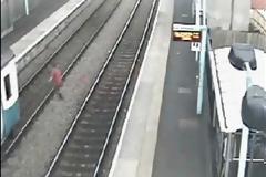 Νότια Ουαλία. Σάλτο επιβάτη να προλάβει το τρένο