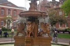 Συντριβάνι σαν και της Πάτρας - Ποιός έκλεψε ποιον;