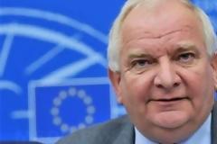 «Να βοηθήσουμε περισσότερο τους Έλληνες»