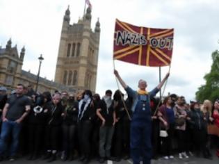 Φωτογραφία για Στο Λονδίνο συνελήφθησαν 58 αντιφασίστες