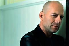 Bruce Willis στο twitter: Ο κόσμος πεθαίνει στους δρόμους