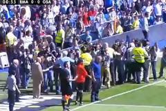 Βίντεο: Φωτογράφοι διακόπτουν αγώνα για τον Μουρίνιο