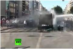 ΣΟΚ - Τεθωρακισμένο της Αστυνομίας παρασύρει Τούρκο διαδηλωτή