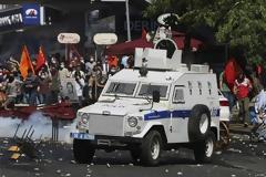 ΤΗΝ ΑΝΑΚΑΤΑΛΗΨΗ ΤΗΣ ΤΑΞΙΜ ΓΙΟΡΤΑΖΟΥΝ ΟΙ ΔΙΑΔΗΛΩΤΕΣ Πάνω από 1.000 οι συλλήψεις - Για 2 νεκρούς μιλά η Διεθνής Αμνηστία