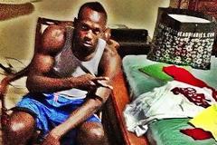 Xαμός με τη φωτογραφία που ανέβασε ο Μπολτ: Ποζάρει με μπλούζες που προωθούν την ινδική κάνναβη