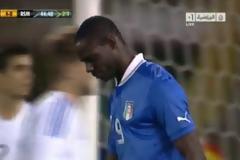 Ακόμα και με τη μπάλα είναι...τσακωμένος ο Μπαλοτέλι!